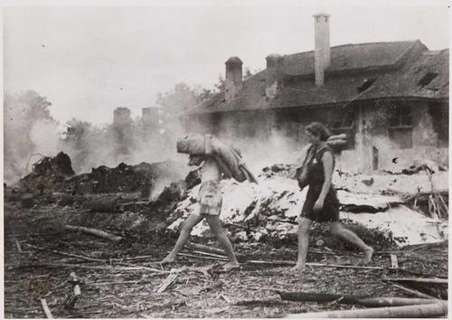 Bombardement op interneringskamp Kampili, Zuid Celebes 1945. Collectie Museon