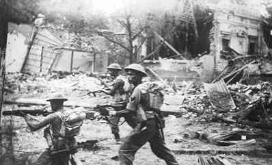 Britse Ghurka troepen tijdens zuiveringsacties (de Bersiap-periode) te Soerabaja Collectie NIMH