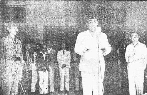 Het uitroepen van de Republik Indonesia door Soekarno. Collectie NIOD