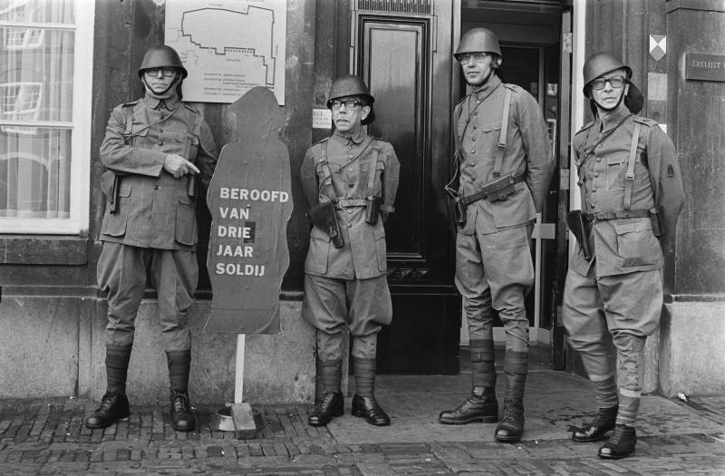 Oud KNIL militairen demonstreren op Binnenhof voor uitbetaling wat zij noemen gevangenschapssoldij. 30 augustus 1977. Collectie Nationaal Archief, fotograaf Koen Suyk, Anefo