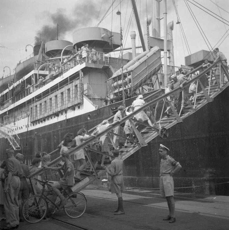 Repatrianten gaan in de haven van Tandjong Priok aan boord van het SS Boschfontein. Collectie Nationaal Archief