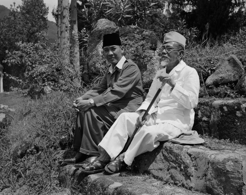 Soekarno en Agoes Salim in ballingschap. Collectie Nationaal Archief