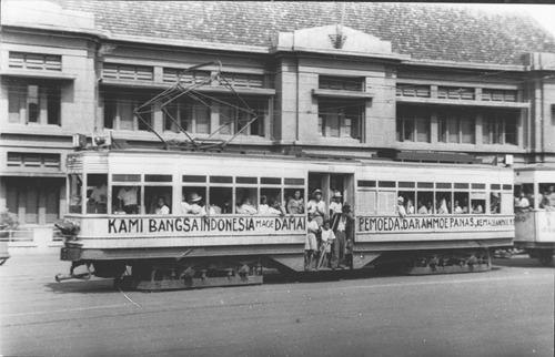 Tram met leuzen voor een onafhankelijk Indonesië. Collectie NIOD